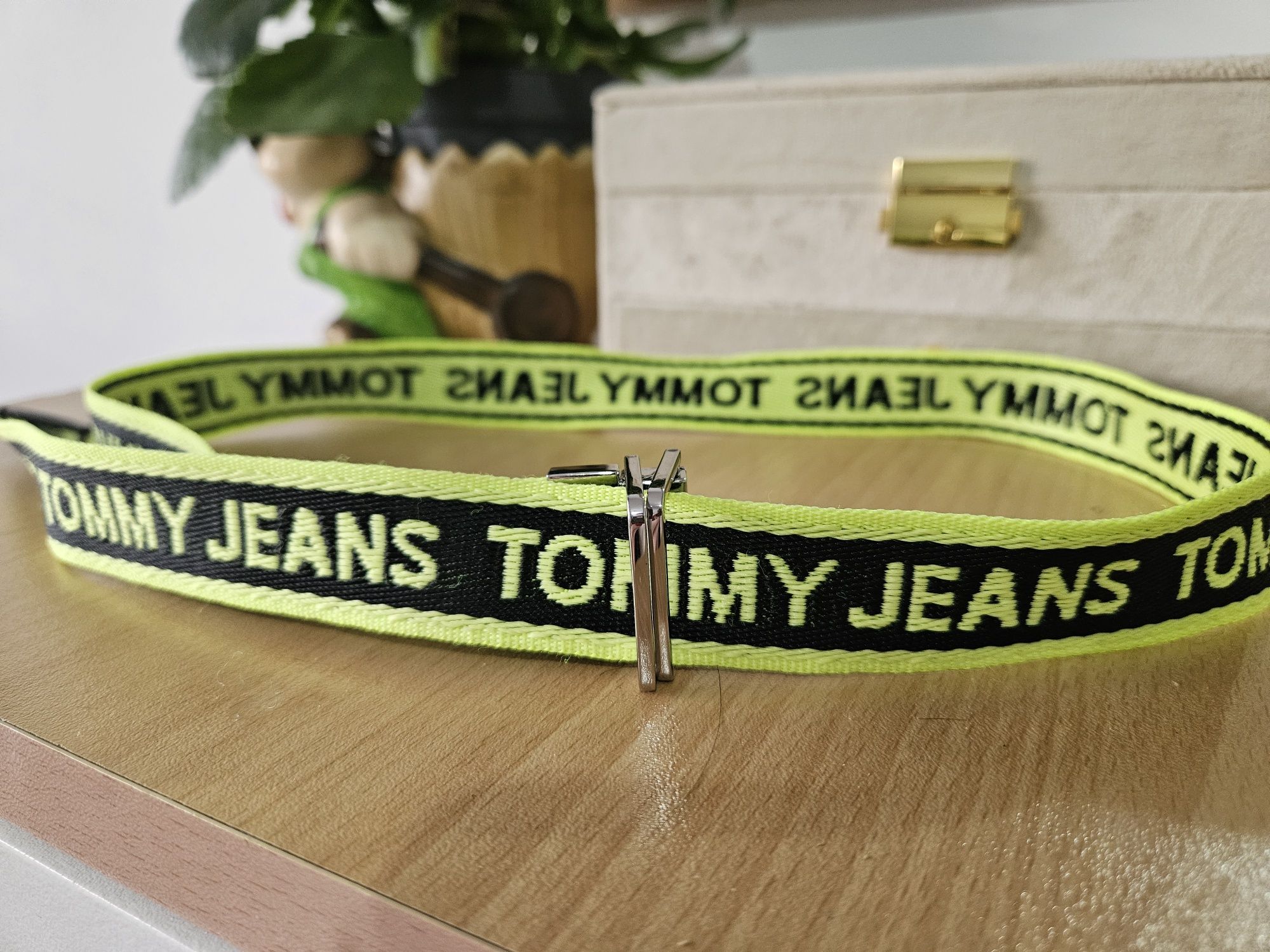 Нов дамски колан Tommy Jeans