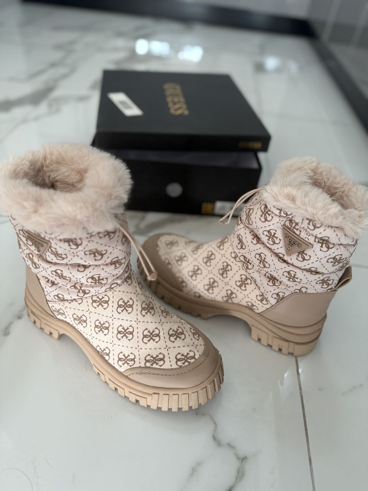 Топли боти Guess