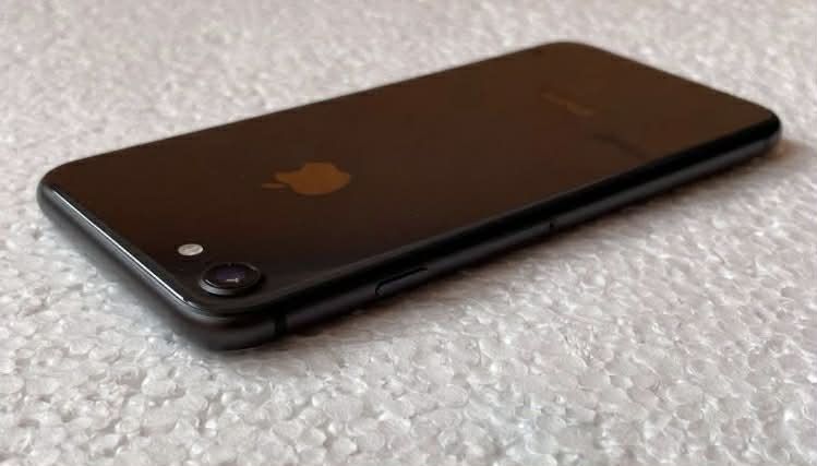 Se vinde urgent iPhone 8 că nou nu răspund la mesaje doar la Nr de tel