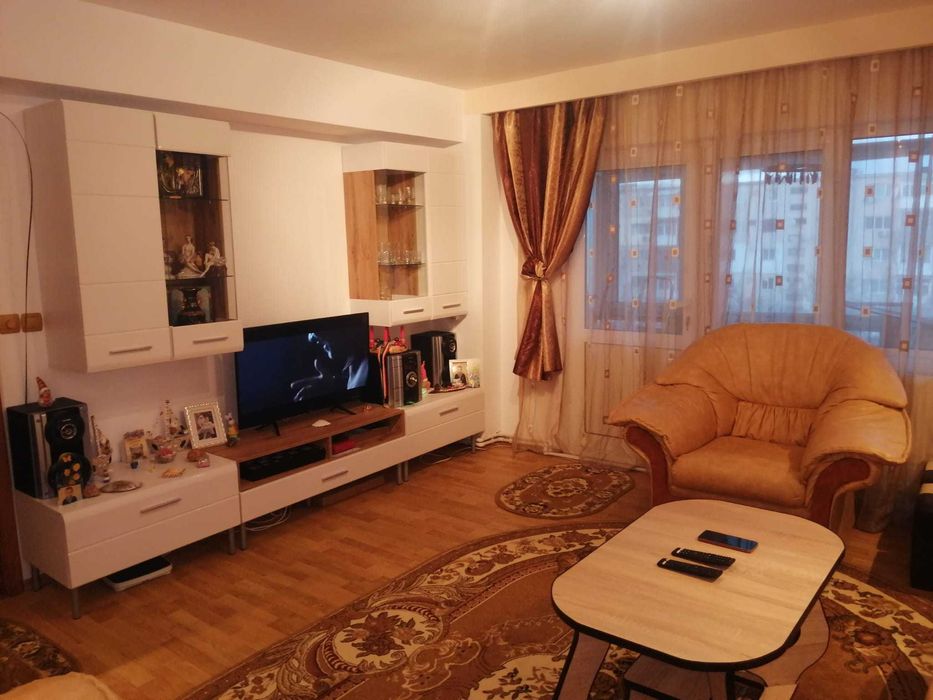 Inchiriere apartament 3 camere 2 bai decomandat