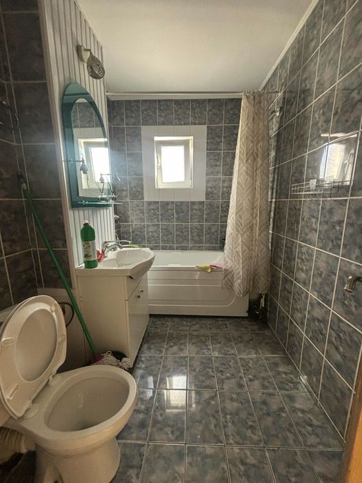 inchiriez apartament doua camere zona centrala
