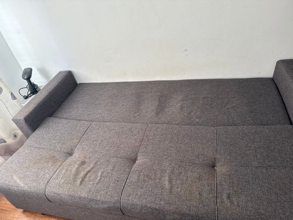 Диван в среднем состоянии.