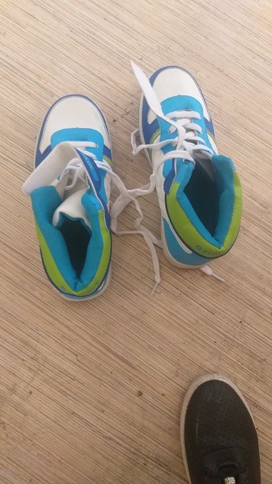 продам кроссовки новые