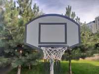 Баскетбольный щит с кольцом и сеткой.