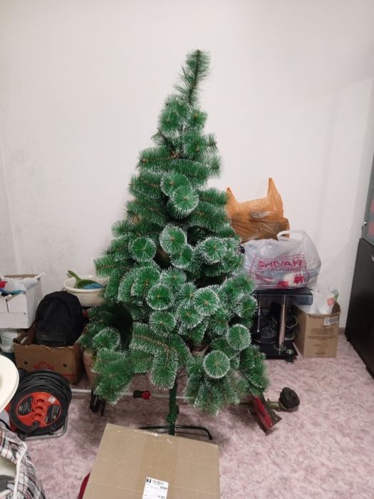 Елка искуственная в хорошоем состаяние  с игрушками