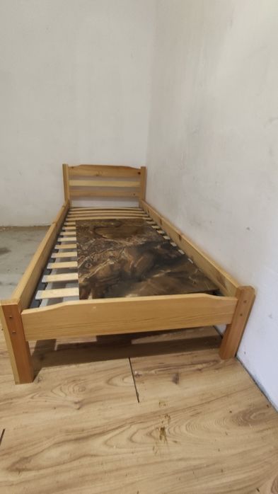 Единично легло с подматрачна рамка