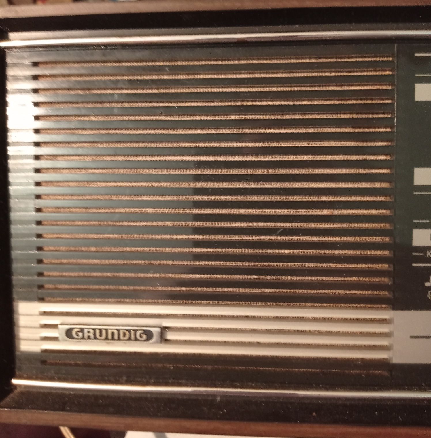 Vând/Schimb radio Grundig.Bârâie,buton posturi defect,arată ca în foto