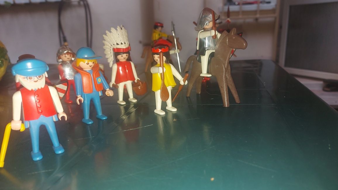 Фигурки на Плаймобил Playmobil и стари играчки от киндер яйца