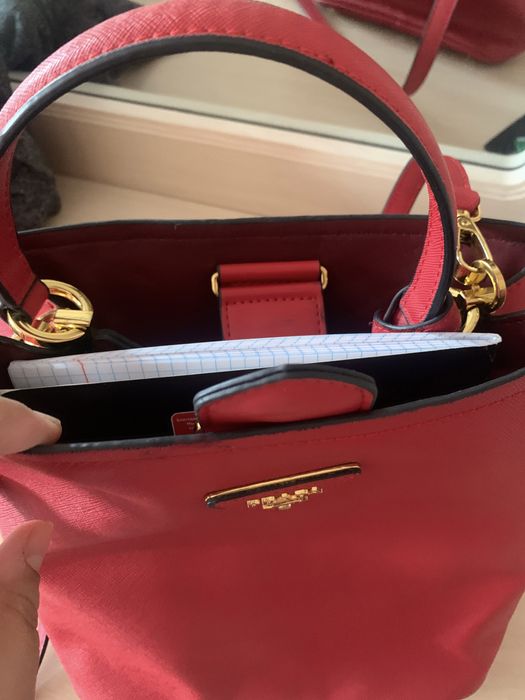 Женская сумка Prada.