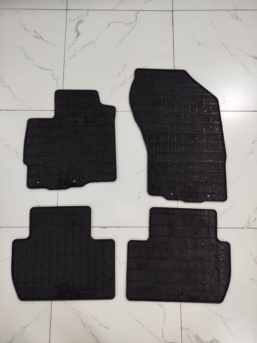 Продам оригинальные полики на Mitsubishi Outlander, полный комплект