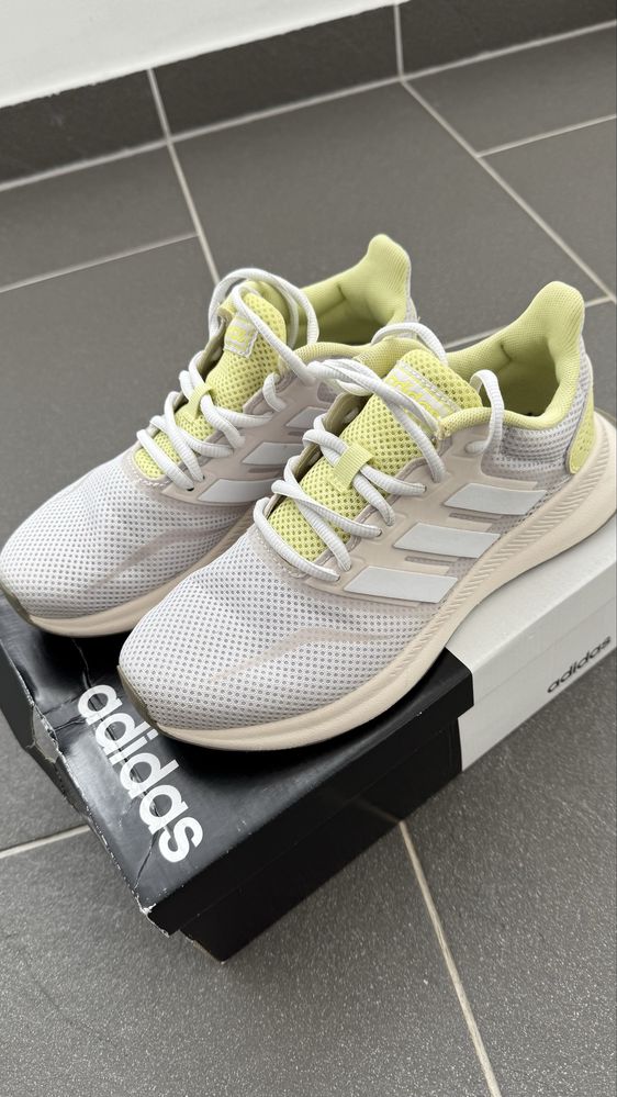 Adidas дамски обувки