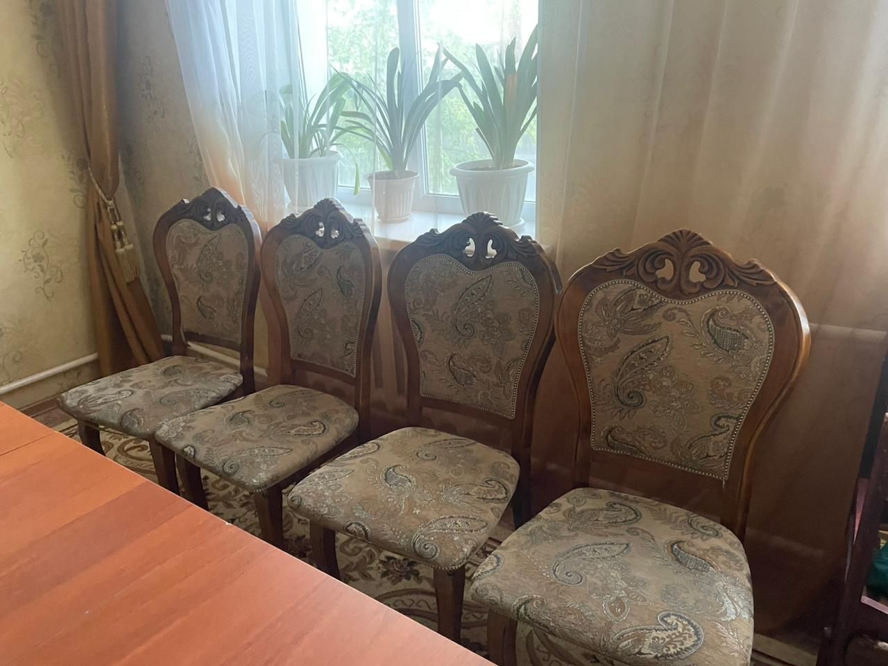 Стол со стульями