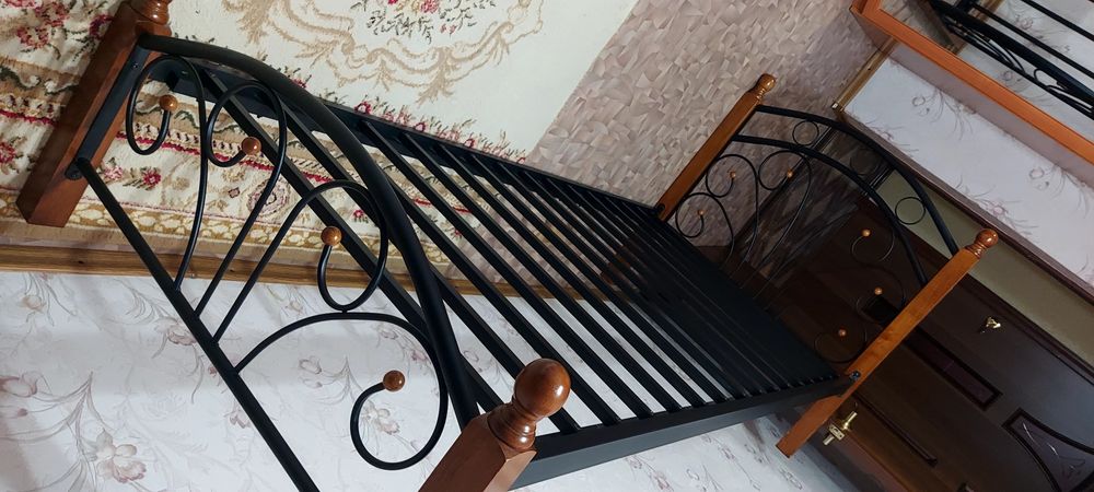 Кровать с матрасом