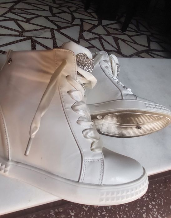 Botine aproape noi, purtate de câteva ori.
