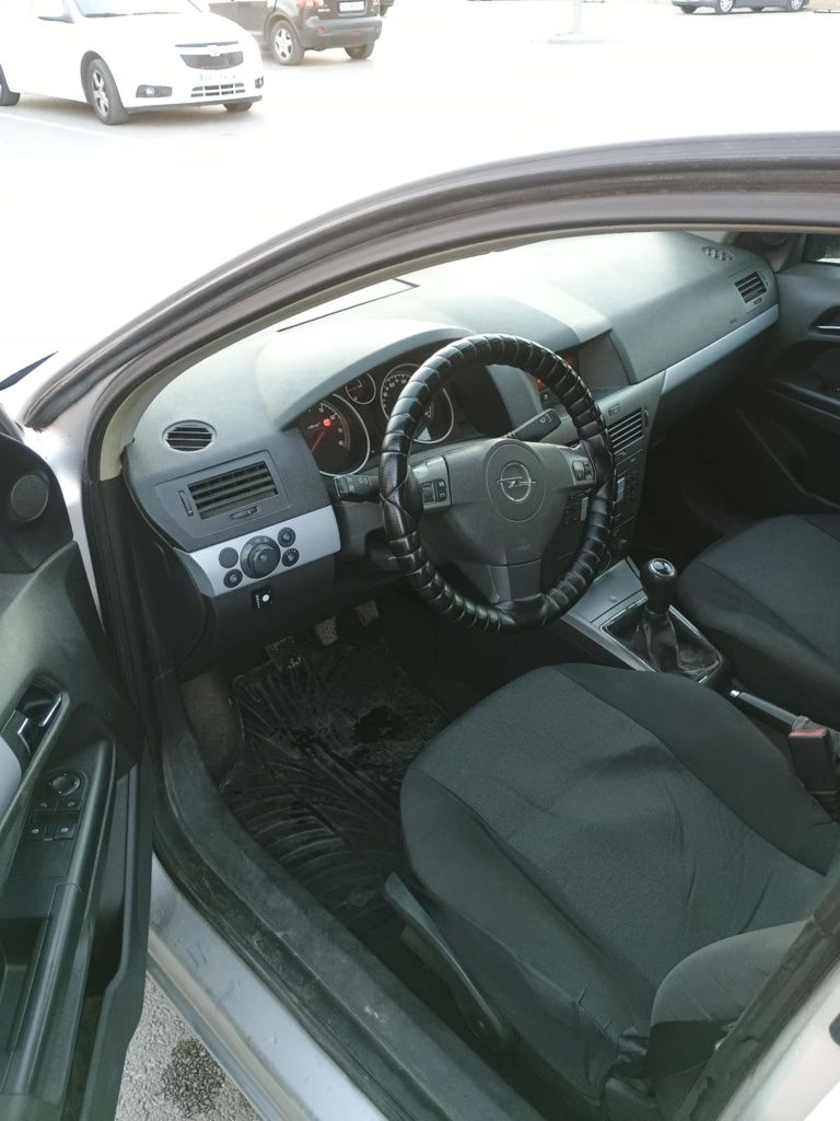 Продавам Opel Astra H