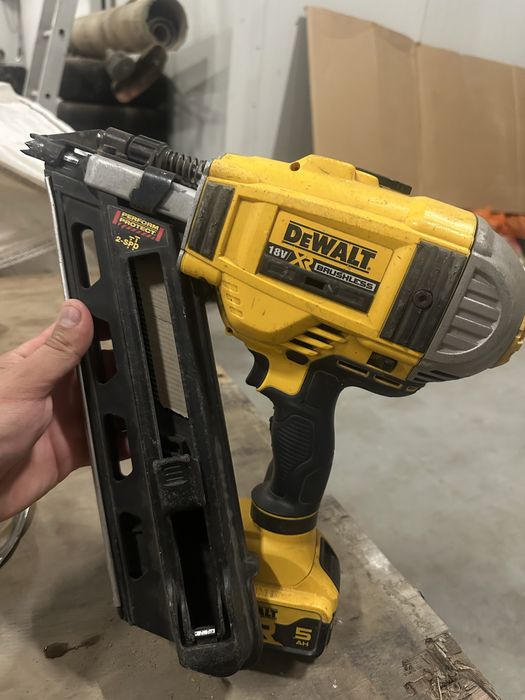 Pistol cuie DEWALT DCN692 50-90mm + baterie 5ah