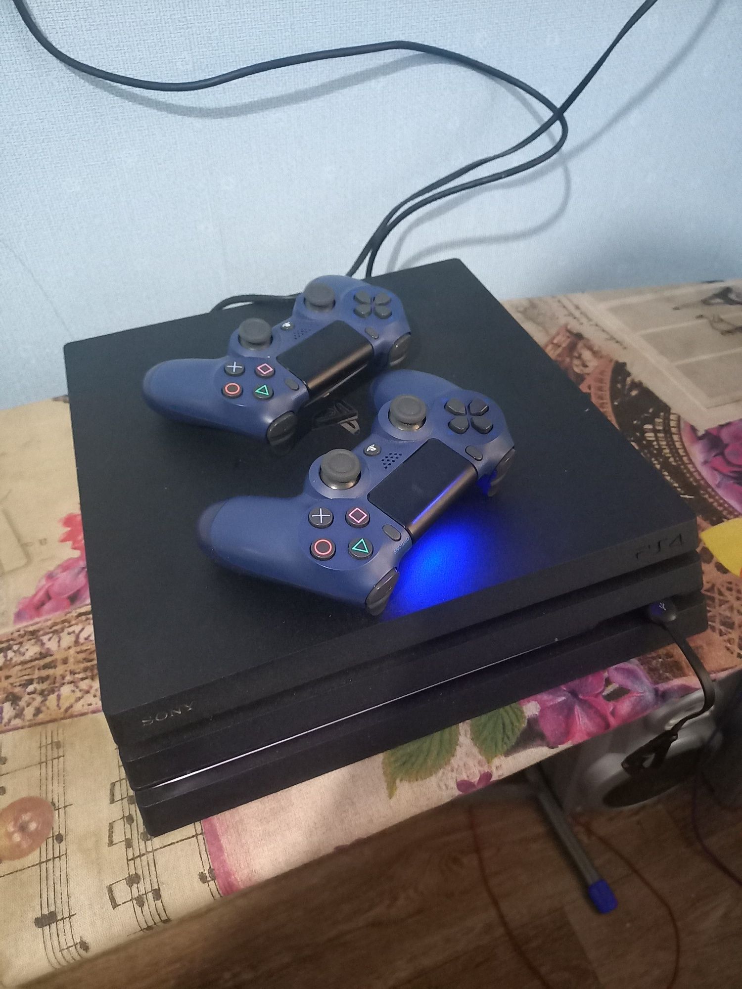 Продам ps4 pro в отличном состояние