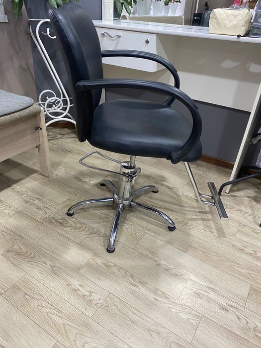 Продам парикмахерское кресло