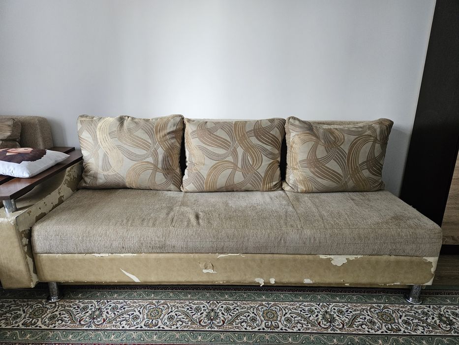 Угловой диван с подушками