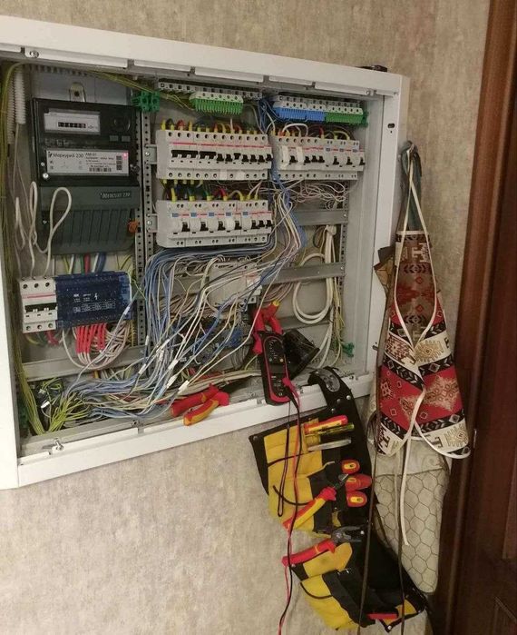 Электрик выезд недорого: замена проводки, монтаж люстры и подключение!