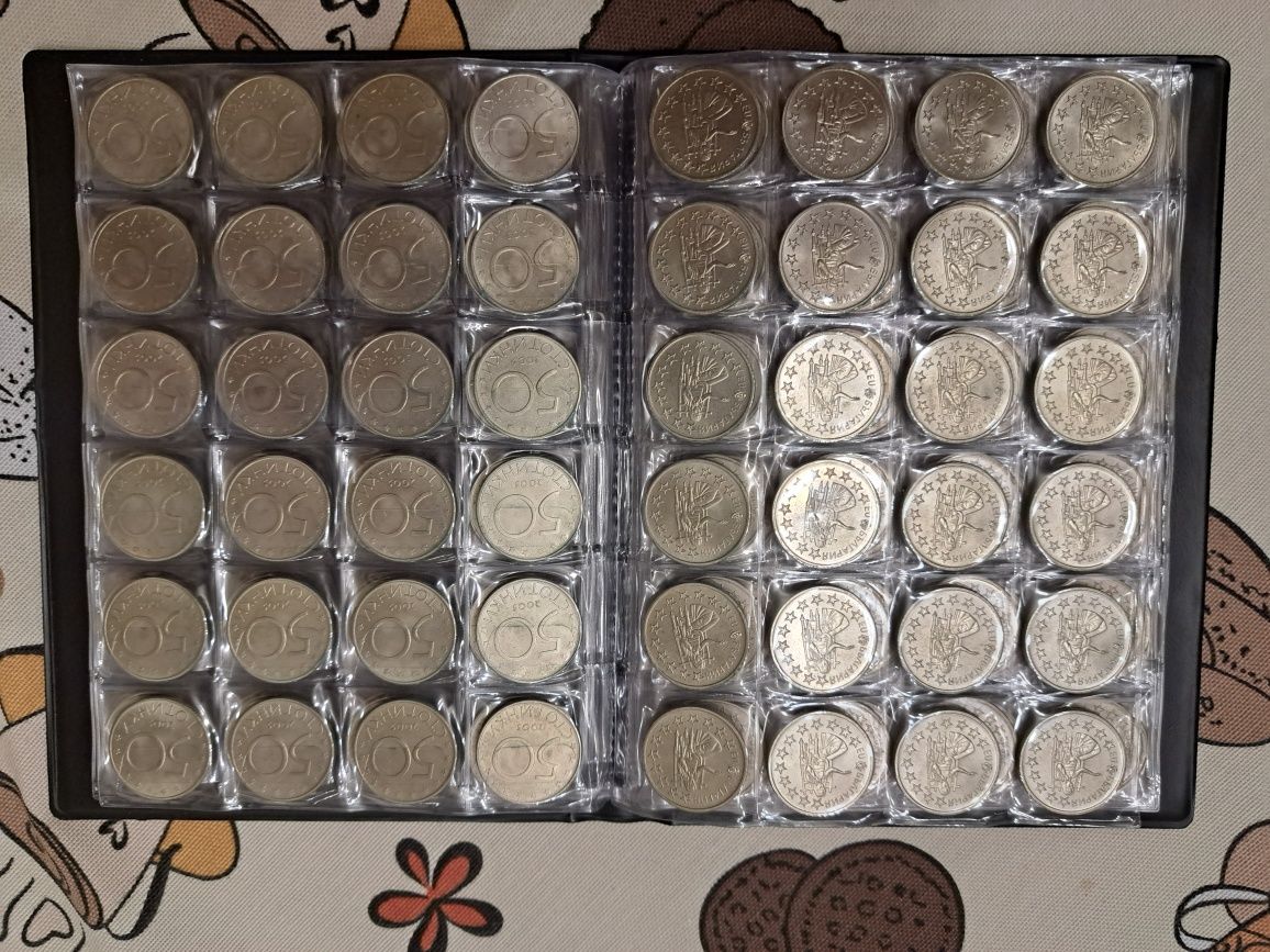 Монети в класьор