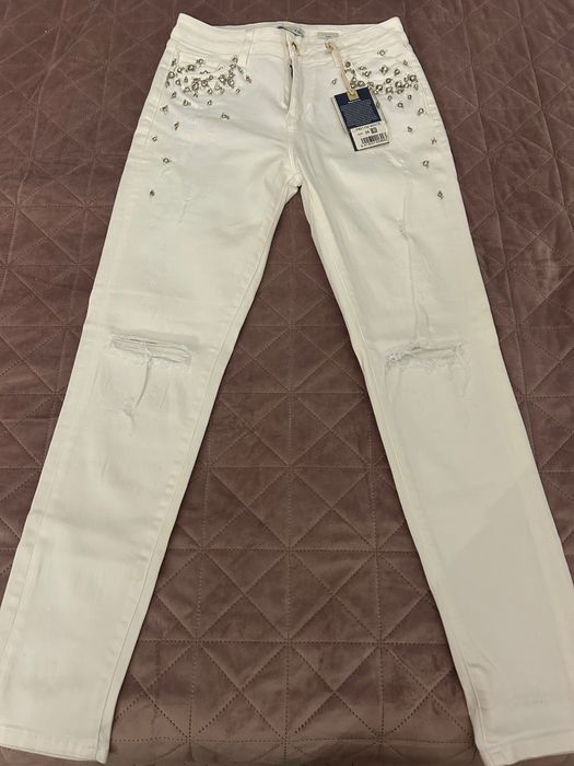 Бели дънки с камъни