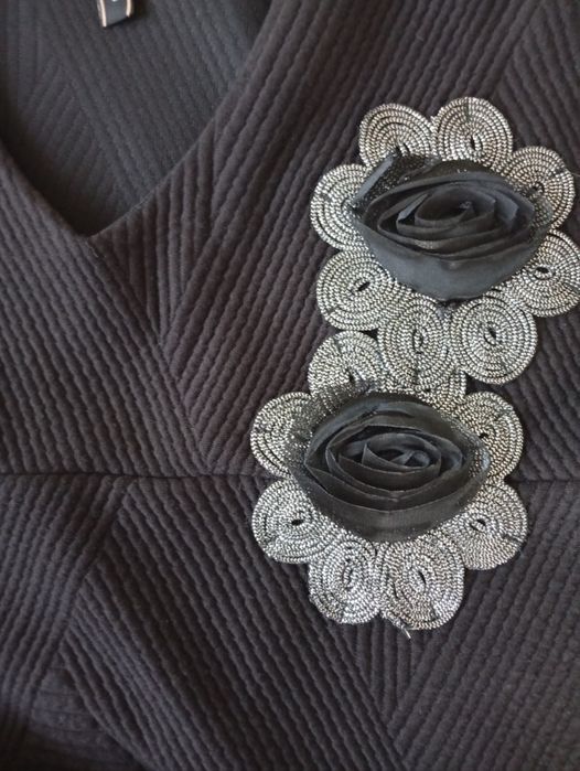 Черна блуза с цветя на Луси