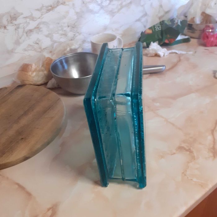 Caramida din STICLA  verzuie ,  NOI .  Acest model  nu se mai fabrica