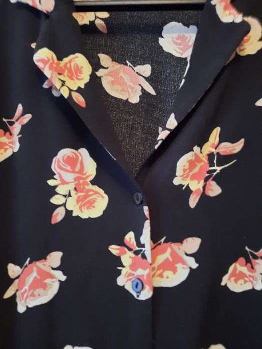 Frumoasa bluza din vascoza neagra cu imprimeu floral mărimea 42