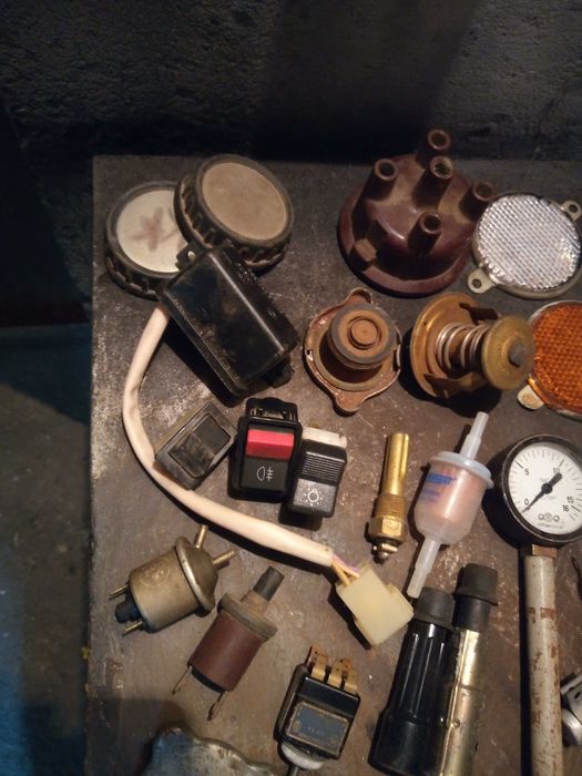 Стари Руски части за автомобили.