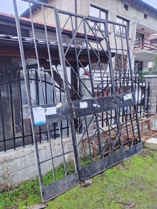 Голяма метална външна врата с две решетки. Много висока