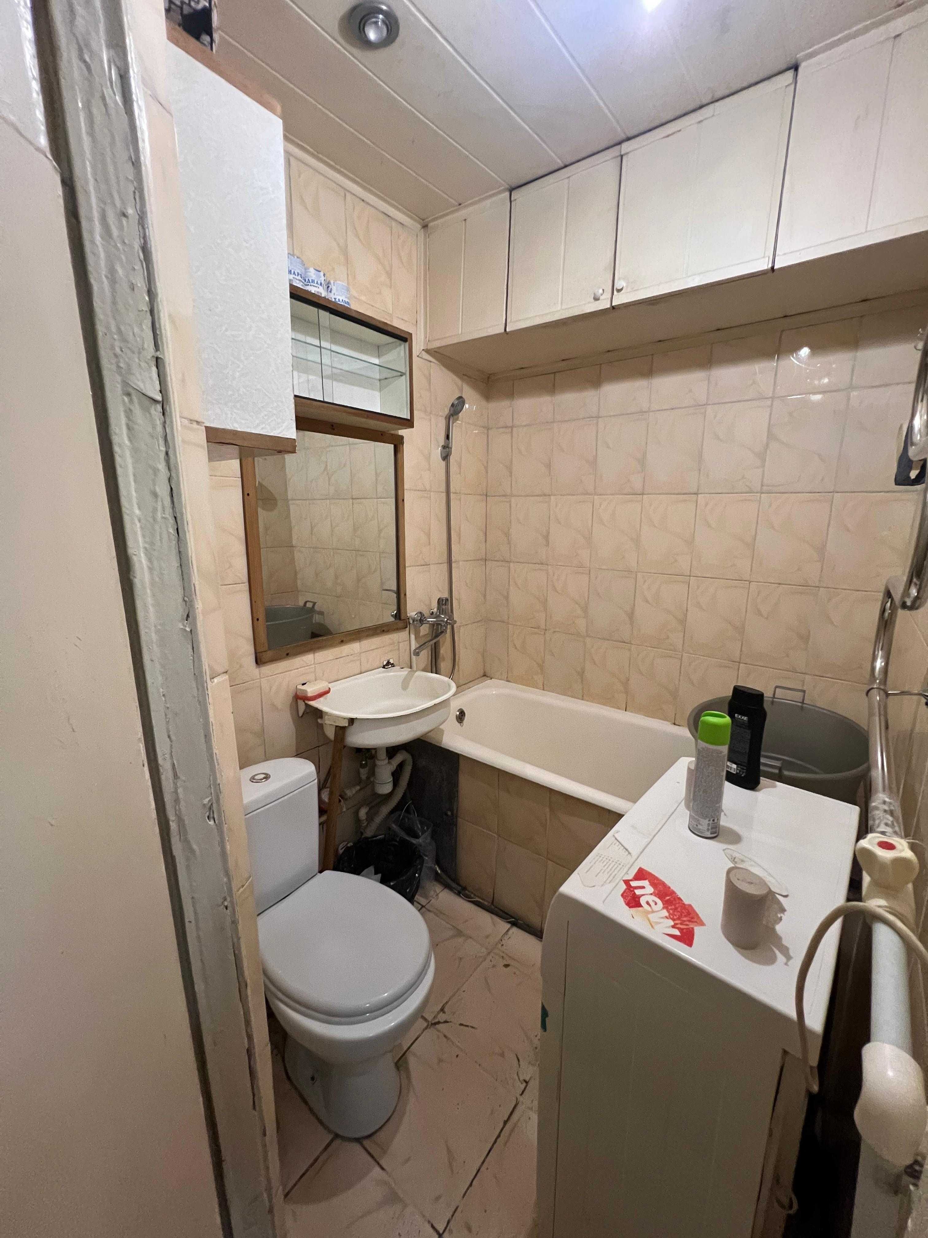 Продаю 2-комн.  Абдирова, 2 этаж, не угловая, балкон есть. Без ремонта