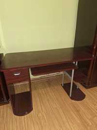 Masa de birou, pe sina, din lemn de culoare maro