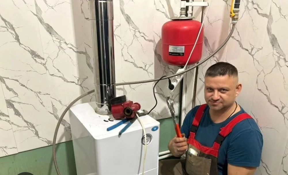 Сантехник устронение течи.