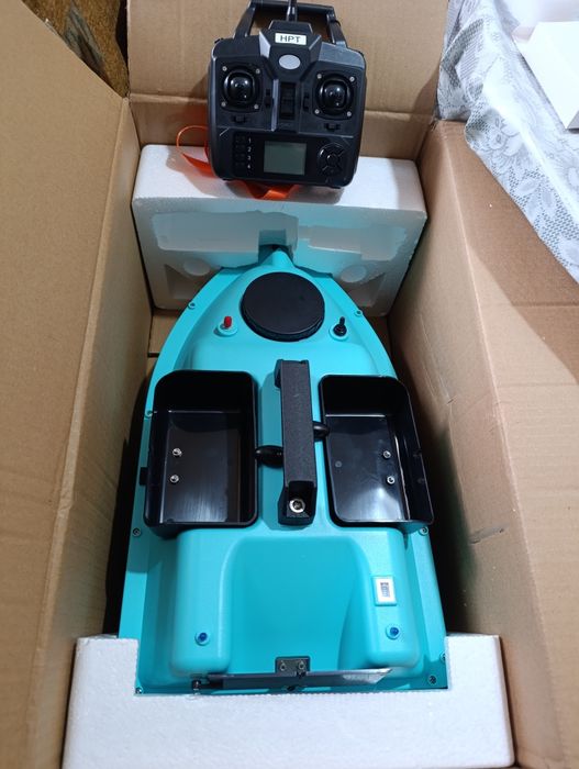 Лодка за захранка и нанасяне на въдици с 16 точков GPS