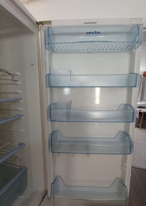 Vând combina frigorifica cu congelator / frigider Arctic K386B.