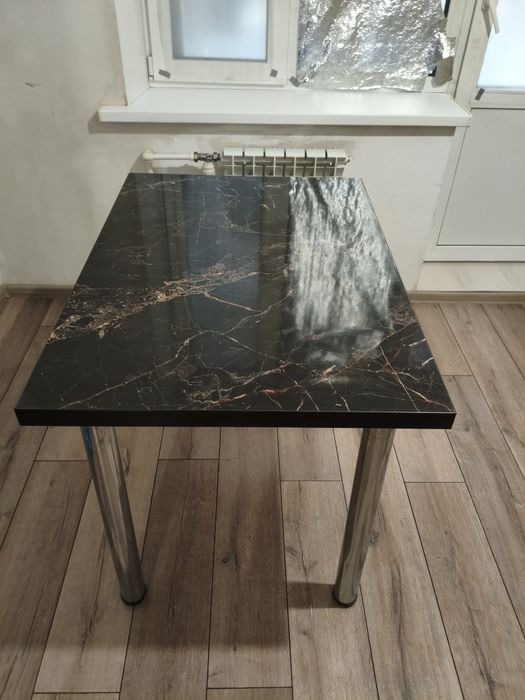 Продается кухонный стол в идеальном стоянии