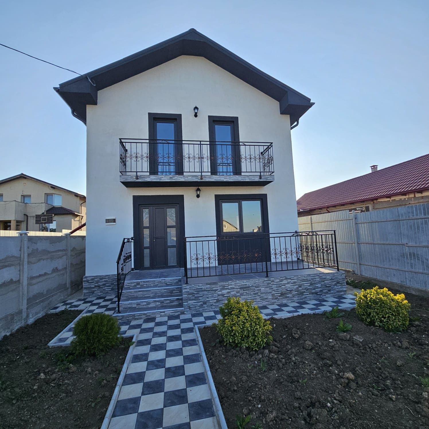 Casa de vânzare în lumina