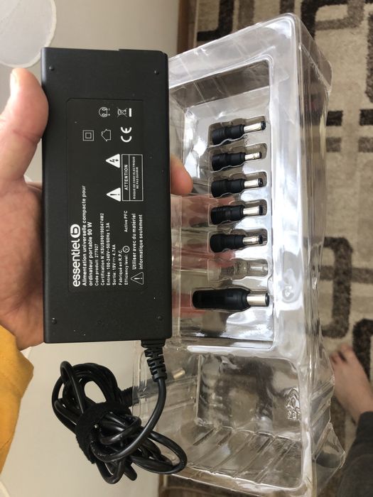 Încărcător universal laptop