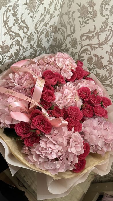 Цветы, гортензим и кустовые розы