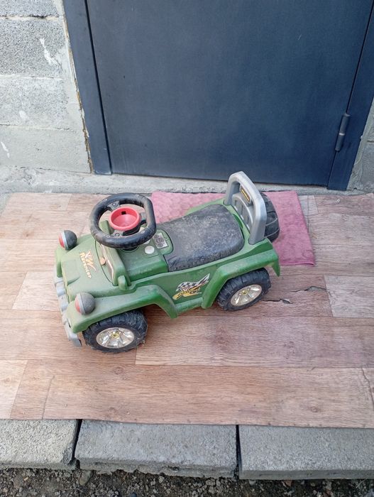 Отдам детскую машинку .