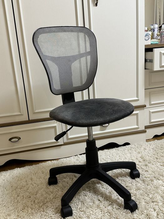 Офис стол в отлично състояние – удобен и стабилен