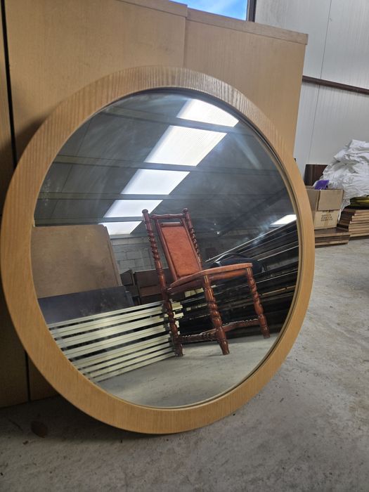 Кръгло огледало с дървена рамка 86см..