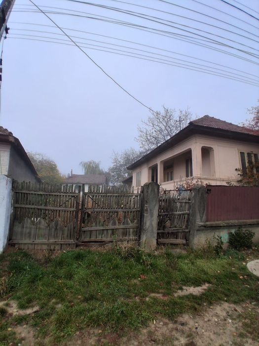Vând casă bătrânească  Straoane centru