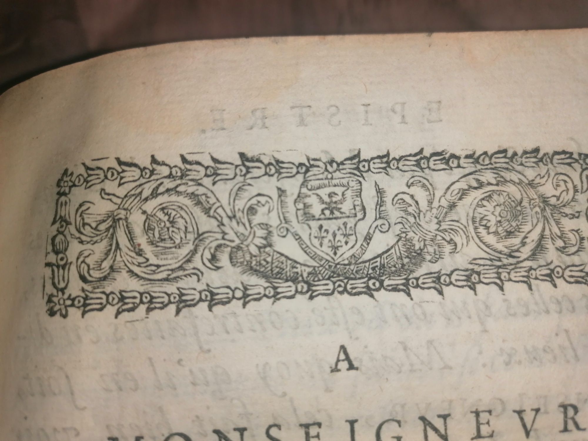 Vând o superba carte din 1673,scrisa în latina și franceza.