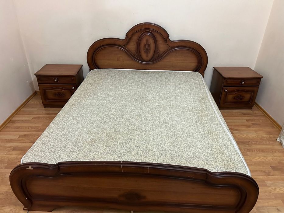 Продам деревянную кровать с тумбочками, цена договорная