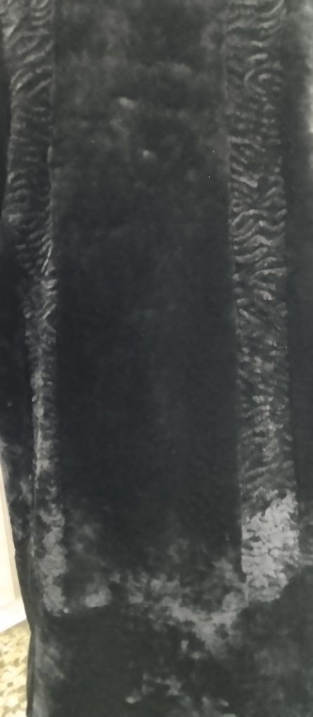 Продается шуба мутоновая черная с капюшоном в очень хорошем состоянии
