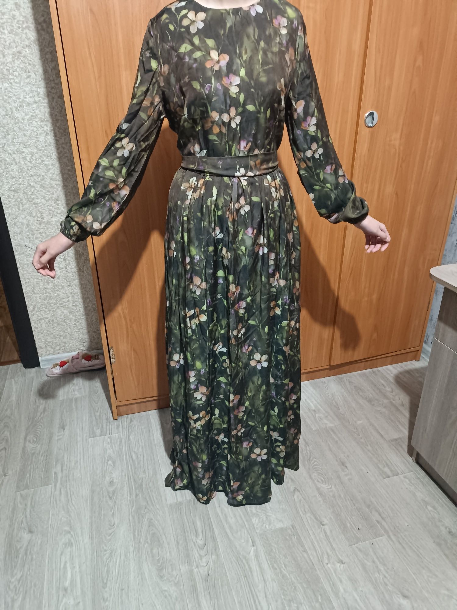 Продам 2 платья новые размер 46 ( м)