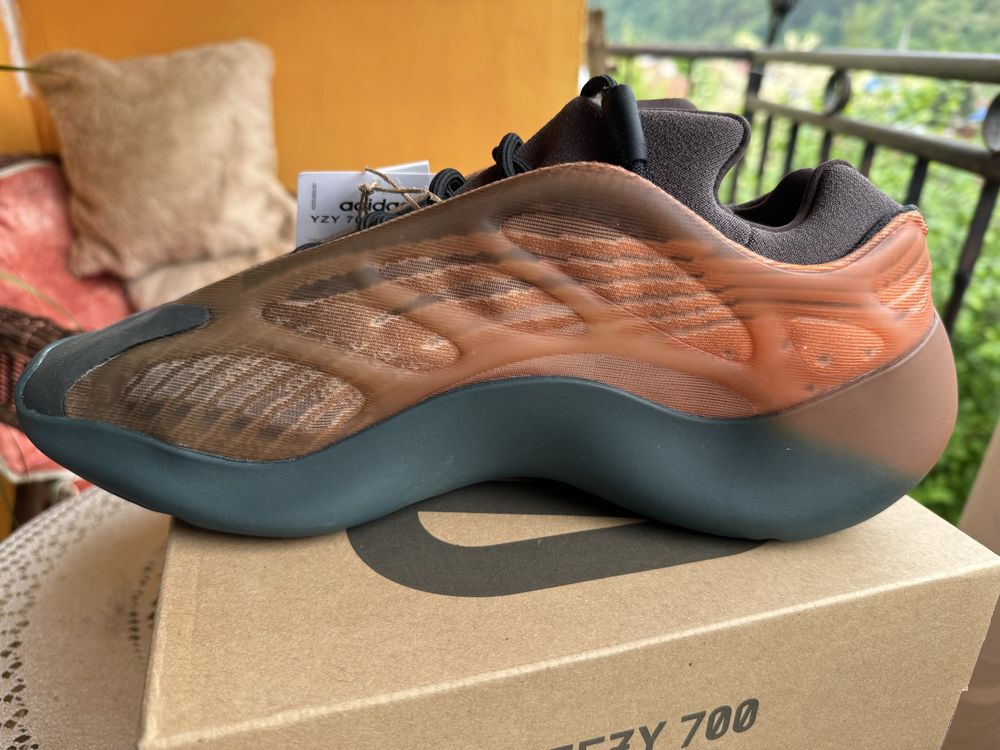 Мъжки  Маратонки Adidas Yeezy 700 V3 “Copper Fade“