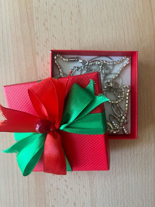 Три различни колиета